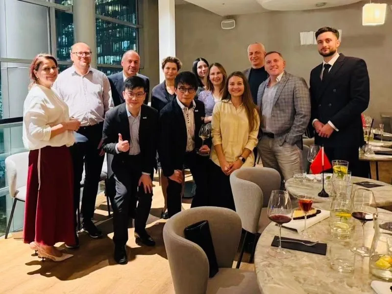 Goście i delegacja z Hongkongu na wspólnym zdjęciu w sali restauracji