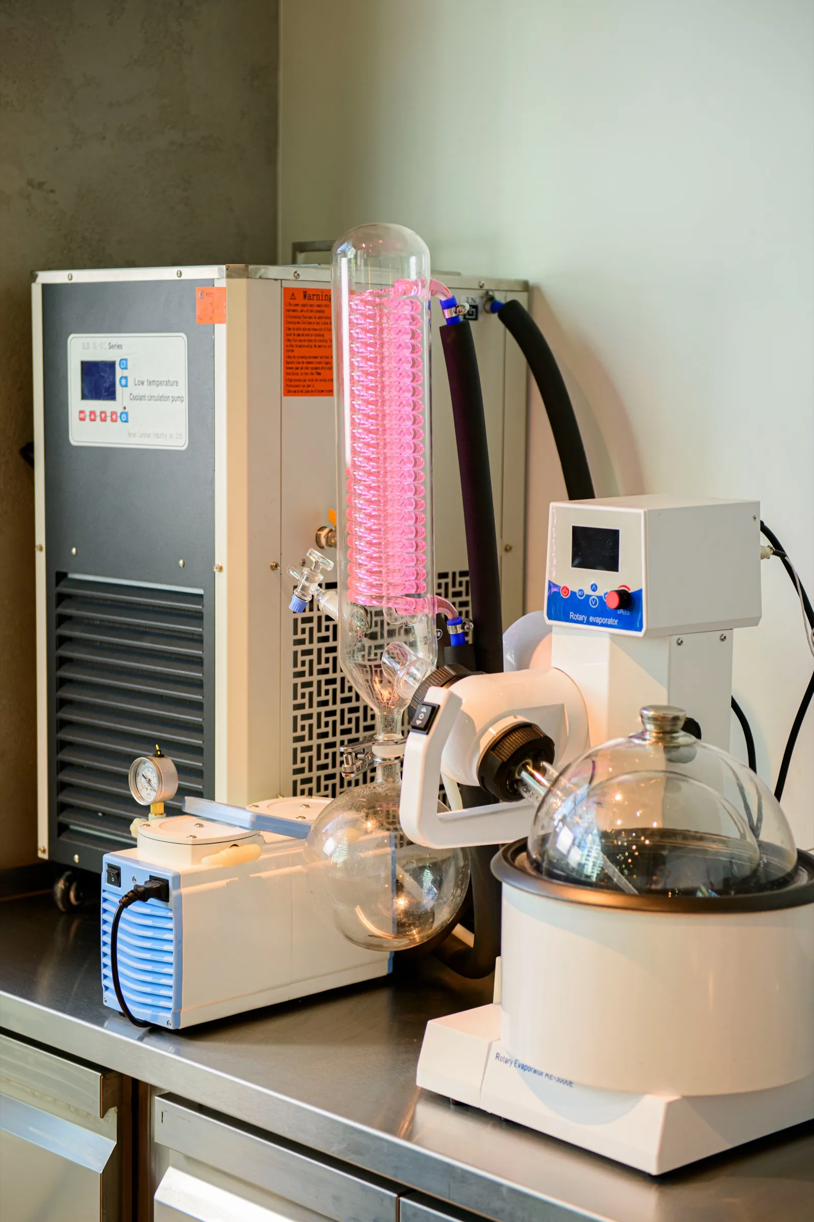 Wyparka rotacyjna (rotovap) z różową chłodnicą obok agregatu chłodzącego w LAB-ie